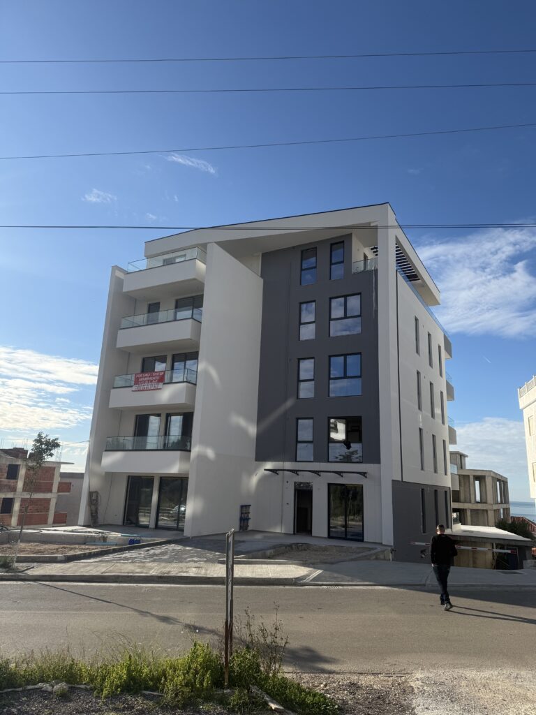Nová rezidenční budova v Sarandě s byty na prodej a výhledem na moře