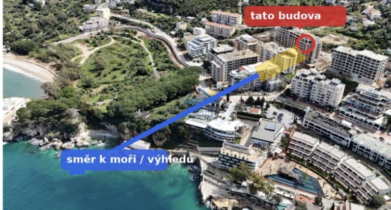 Letecký pohled na lokalitu rezidence Cold Water Vlora s vyznačenou budovou a směrem výhledu k moři